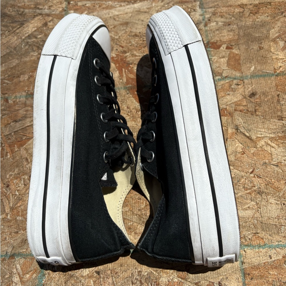 Converse Classic Black Canvas Sneakers. Great condition- Sz 8 women’s - Picture 3 of 12